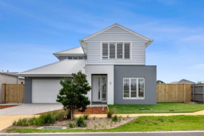 Stunning 5BR Holiday Home near the Beach with WIFI